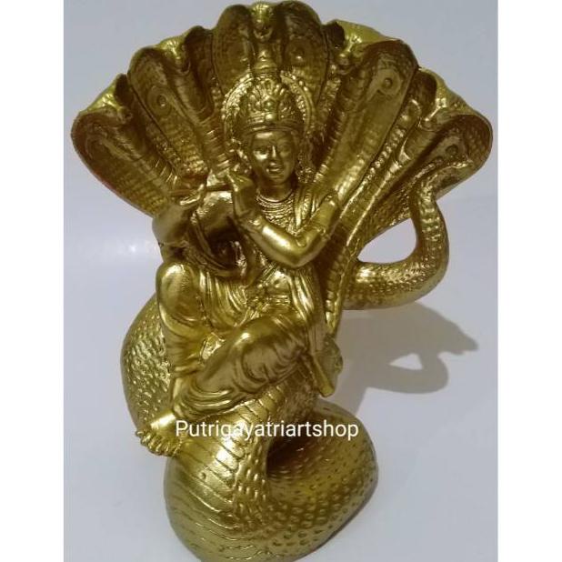 Patung Dewa Krisna memegang suling