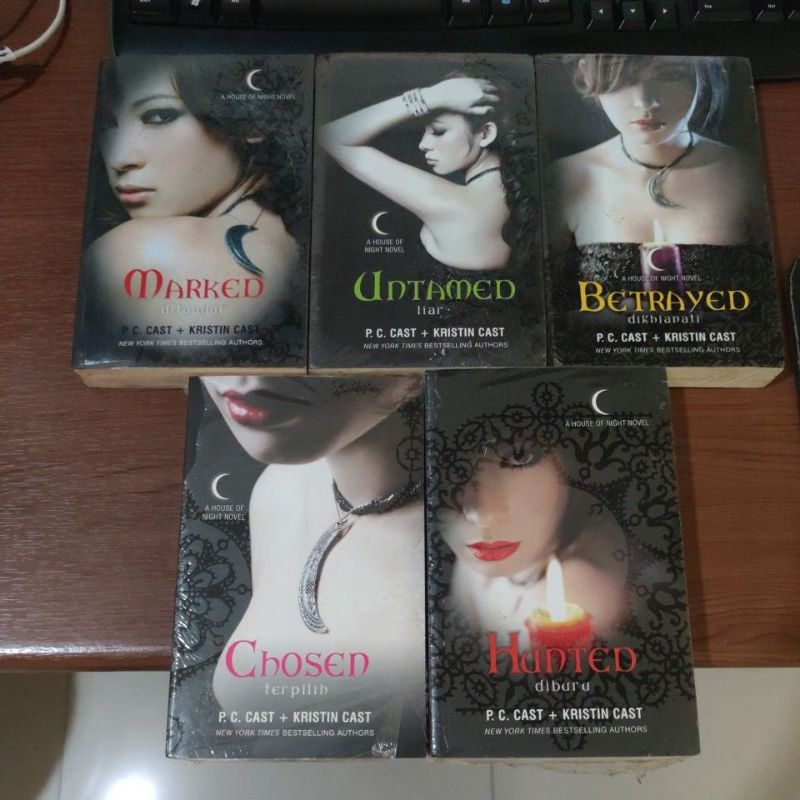 SET ORIGINAL - Buku Novel Marked Untamed Betrayed Chosen Hunted - A House of Night - P.C. Cast + Kri