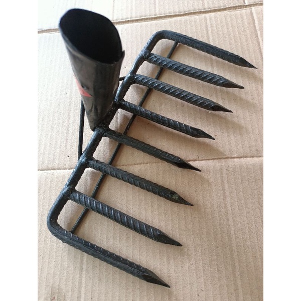 garuk sampah 8 mata besi /cangkul garuk sampah