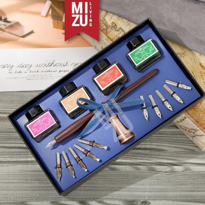 

MIZU BLACKLETTER Calligraphy Set Kaligrafi 1 Pen 11 Steel Nibs 4 Inks