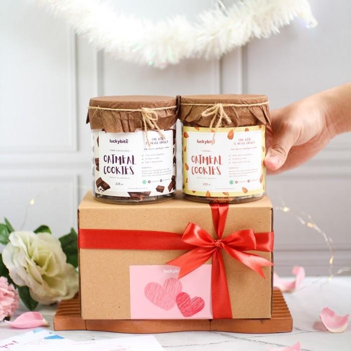 

Valentine Hampers - Oatmeal Cookies 2 Jar + Free Greeting Card + Pita 076