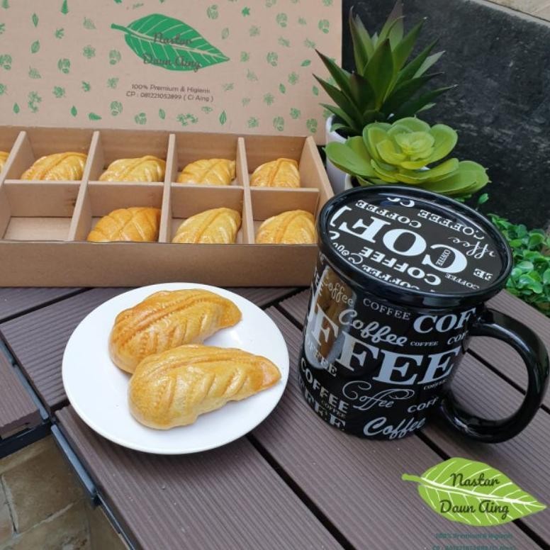 

TRY Nastar bentuk Daun by Mrs. Aing (1 box isi 10 pcs) Edisi Imlek Hampers/ Chinese New Year Available ! TERLARIS