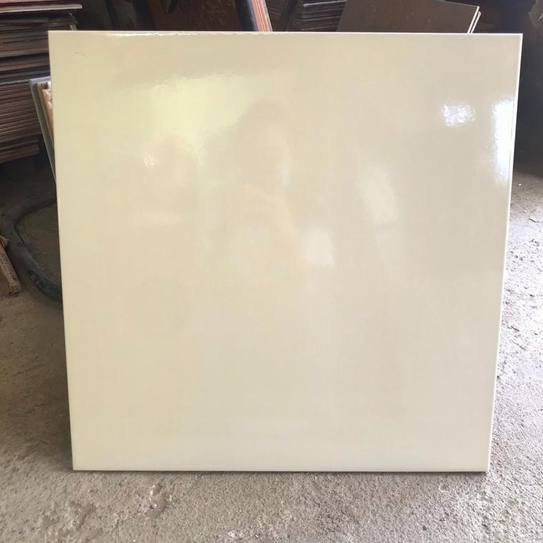 CEPAT keramik lantai putih 50x50 (glossy)/ keramik lantai 50x50 putih polos (mengkilap)/ keramik 50x50 cream polos (glossy)/ keramik lantai cream polos