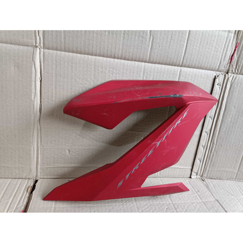 Shroud R Wn Red – New CB150R Original CB150R StreetFire sebelah kanan K15M (2018 - 2021)