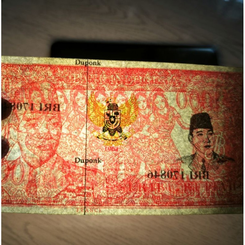 Uang souvenir 1.000 Soekarno melengkung 1964 Watermark DUPONK gambar penari serimpi 7 datar & miring