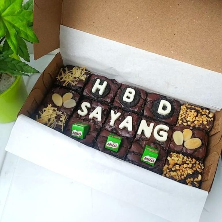 

{VALENTINE} Custom Fudgy Brownies dengan topping tulisan (maksimal 10 atau 20huruf) // brownies panggang / fudgy brownies/ brownies ulang tahun / kue ulang tahun / brownies coklat / hampers ulang tahun / hampers lebaran/ hampers idul fitri / hampers imlek