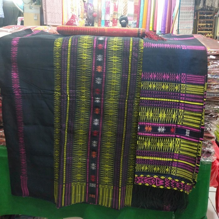 songket Tarutung motif pucca bintik navy