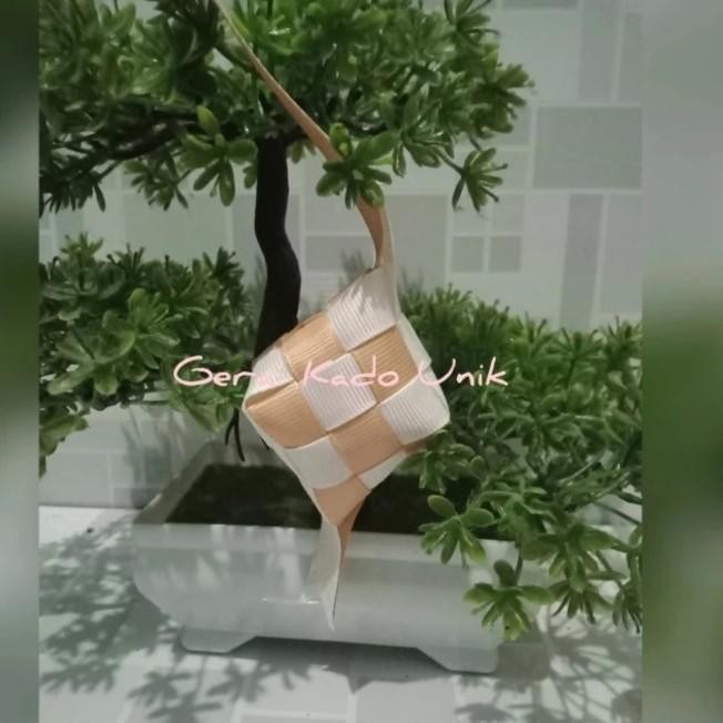 

Ketupat Hias 4X4 Cm, Pita Grossgrain 024