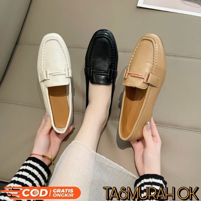 Sepatu Loafers Flat Shoes Wanita Formal Casual Kerja Polos Hitam Putih
