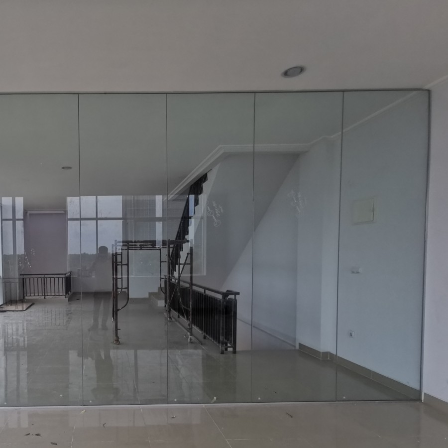 Kaca tempered 10mm partisi