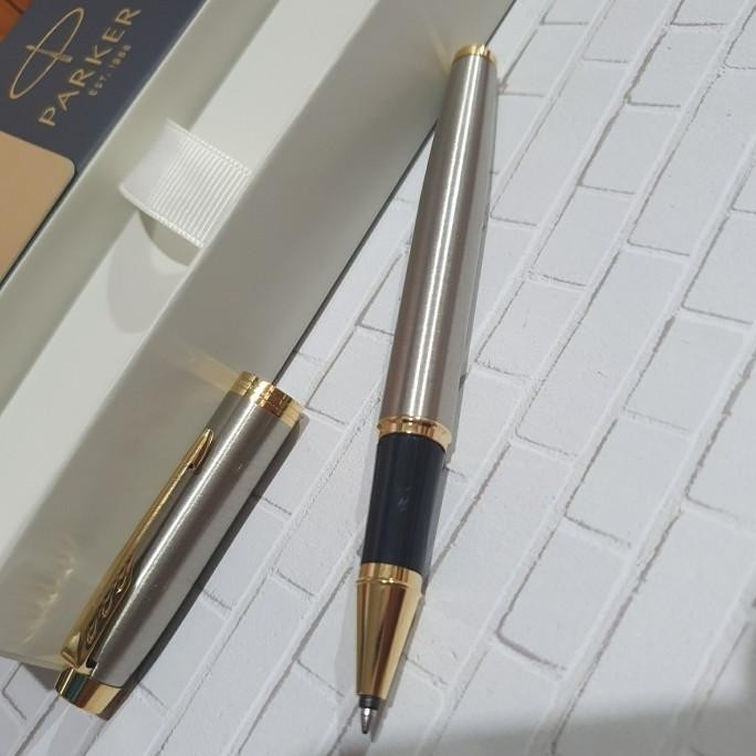 

Pulpen Parker IM New Original Rollerball Brushed Metal Gold Trim GJS