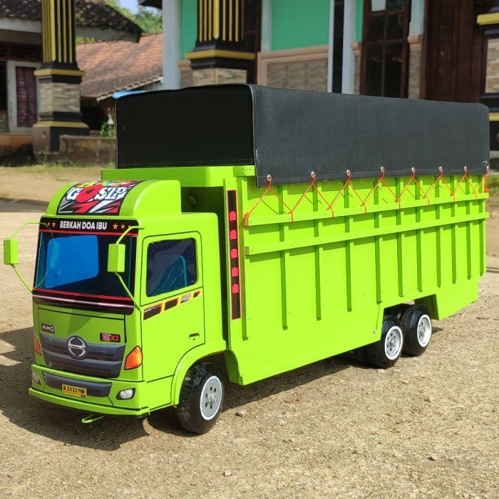 miniatur mobilan truk oleng kayu truck hino tronton maianan P70cm