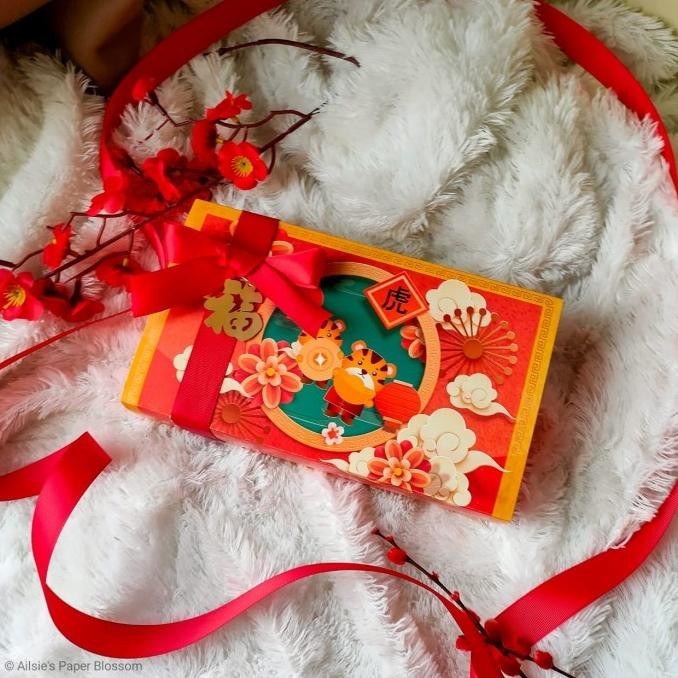 

Hampers CNY - Parcel Imlek Macan Hoki Isi 2 (Nastar, Kue Keranjang)