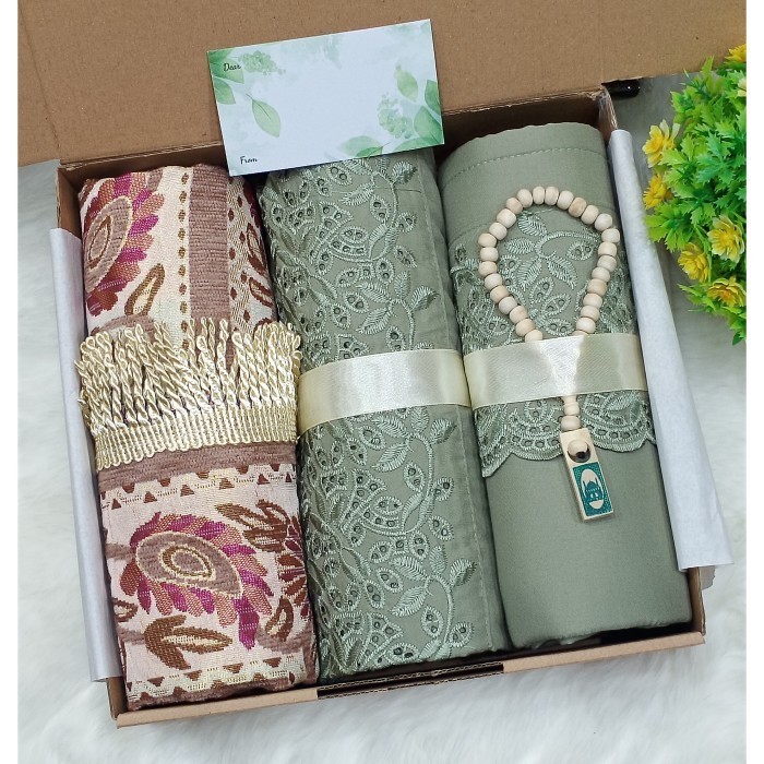 

Hadiah Hampers Kado Set Mukena Sejadah Graduation/Ulang Tahun