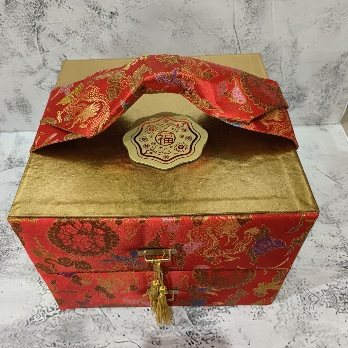 

Hampers Imlek Laci 2 Susun Cheongsam Uk: 23.5 X 24 X 17 Cm