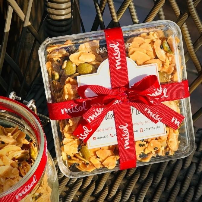 

Crispy Mixed Nuts Kue Kering Premium MISOL kemasan Toples Kotak