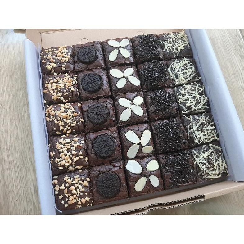 

Siap Kirim >>> Brownies Panggang Fudgy Mix Uk.20Cm (Free Card + Pita)