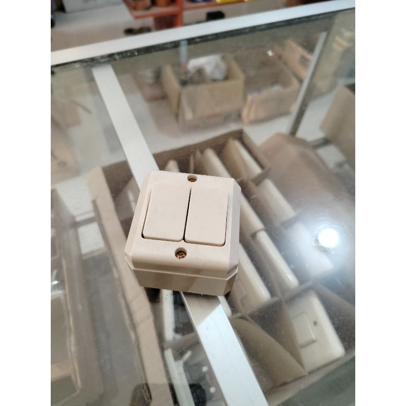 saklar kayu broco hitam dan putih