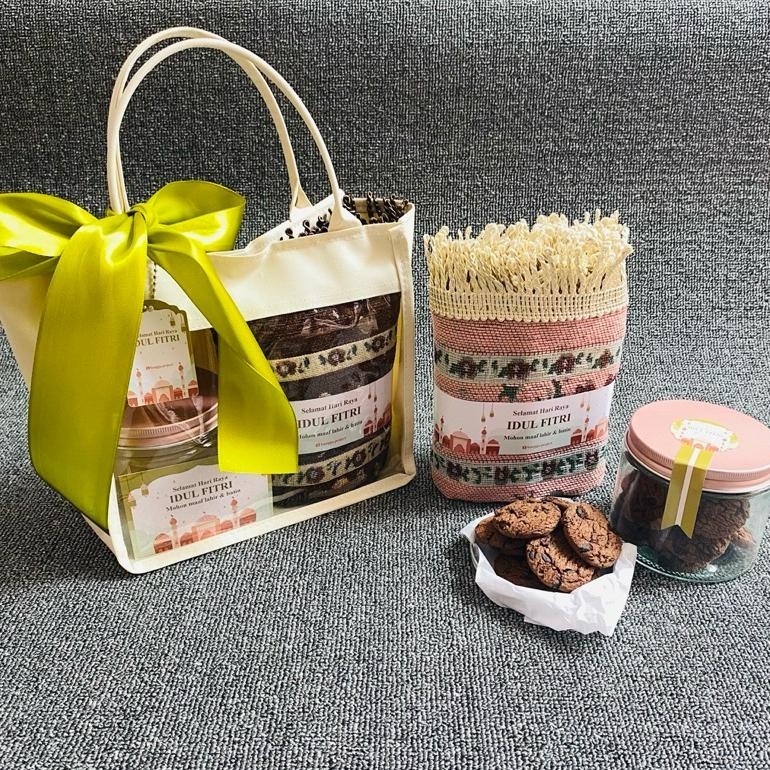 

CR - HAMPERS RAMADHAN & IDUL FITRI BANGGA PROJECT Hampers lebaran premium parcel al quran sajadah jilbab hijab cookies kue kering lebaran hampers unik premium murah ready stock bisa gosend TERLARIS