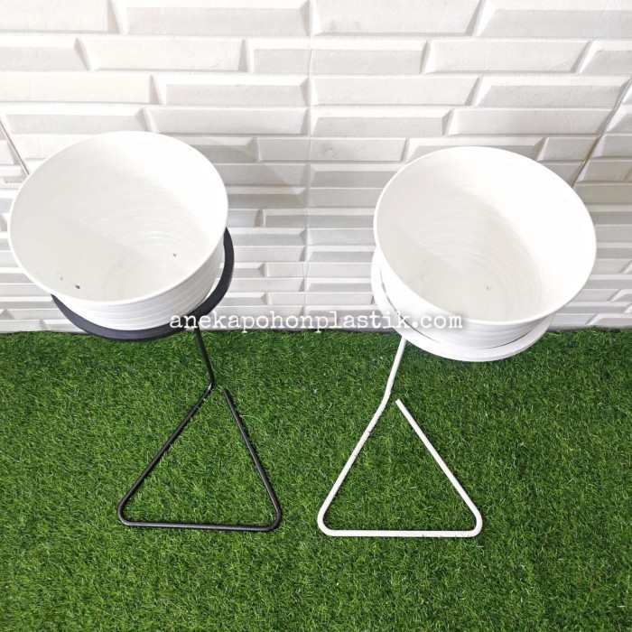 Standing Pot Besi Kaki Tiga T60Cm + Vas Tawon Plastik Putih D21Cm Unik