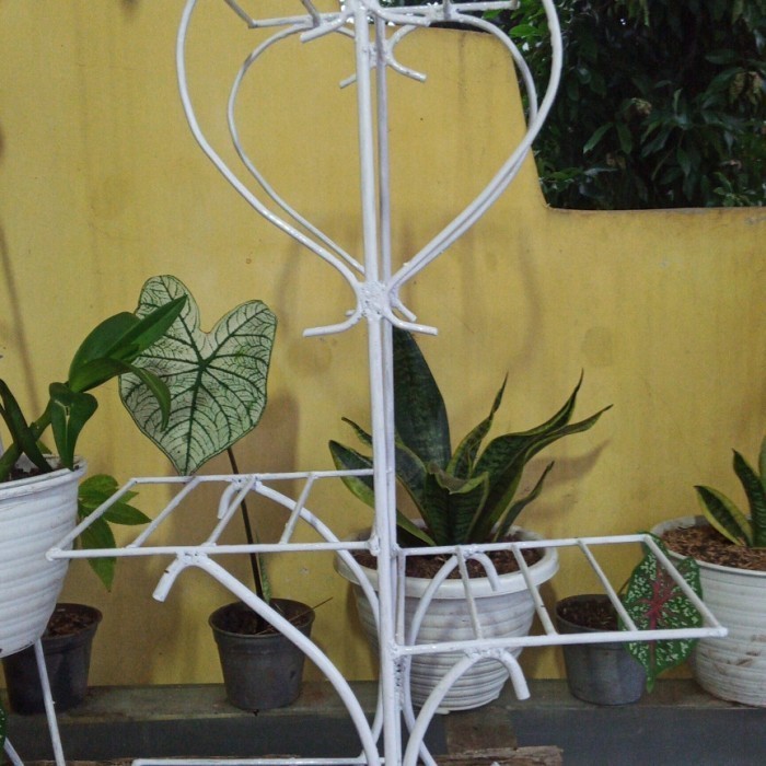 Standing Pot Bunga Besi Love,,Tinggi 100Cm