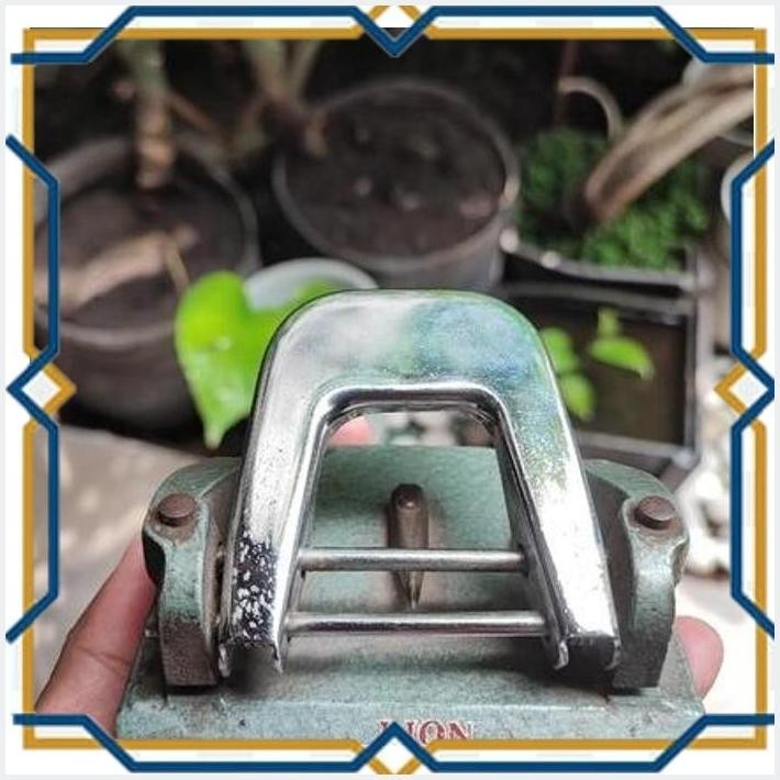 

[HYK] VINTAGE CAST IRON PAPER HOLE PUNCH LION JAPAN