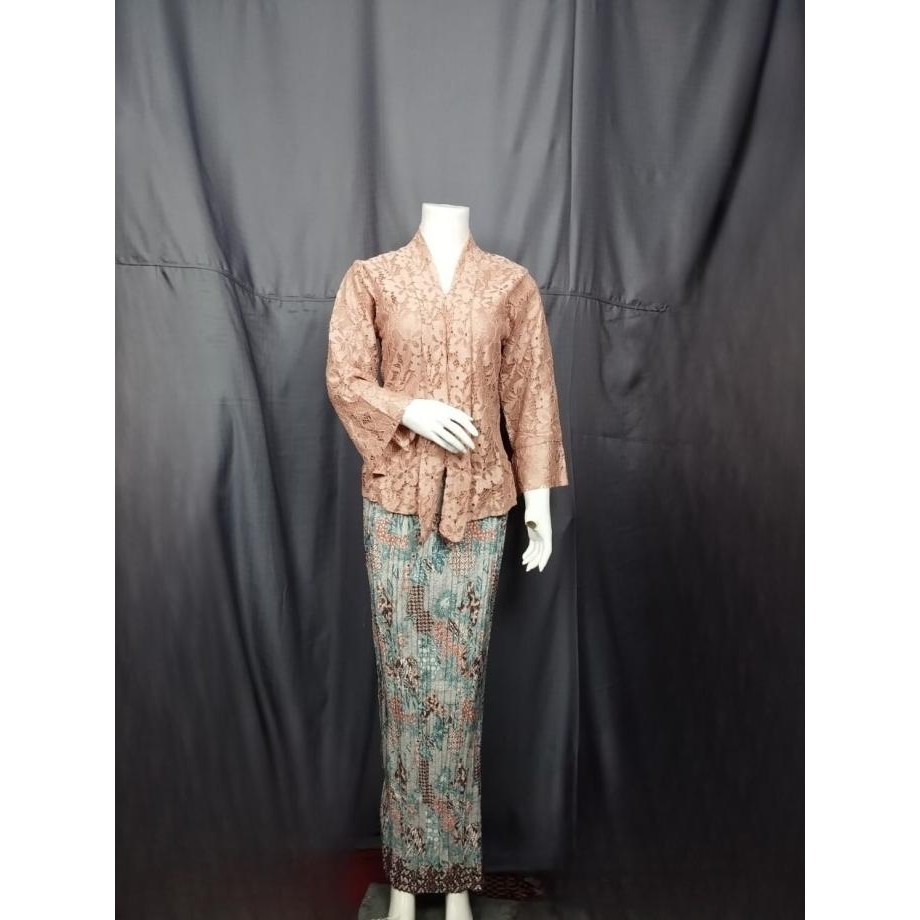 Setelan Kebaya Modern JUMBO KutuBaru Brokat Floy Rosegold & Rok Batik