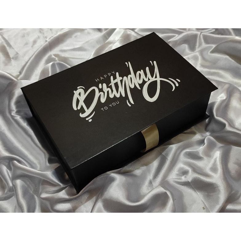 

ORIGINAL Hardbox Box Kado Ulang Tahun / Box Birthday P:26cm L:17cm T:7cm ua-86