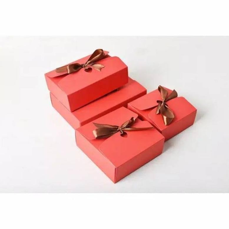 

Beli 2 Murah Kotak Kado 20X14X5Cm/Kota Kado Pita Polos Warna Biru Dan Merah / Kotak Bingkisan Hadiah Hampers / Aksesoris /Giftbox