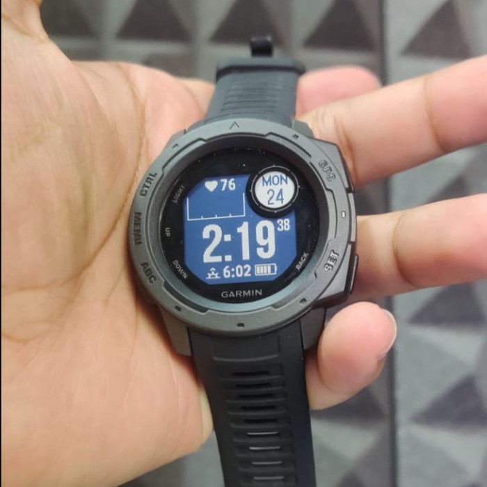 GARMIN INSTINCT SMARTWATCH OUTDOOR GPS WATCH LIKE NEW SECOND