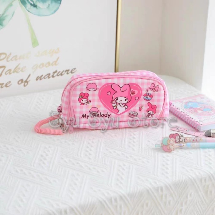 

TEMPAT PENSIL KOSMETIK 2 SEKAT GANT KARET MY MELODY KUROMI CINNAMOROLL