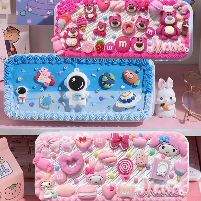 

Kit Kotak Pensil DIY Deco Cream Clay Pencil Box DIY Pensilcase Kotak Alat Tulis Anak Perempuan/Cream Clay Pencil Box Paket Material Lotso DIY Pencil Box Sanrio Soft Clay Cream Kotak Pensil Kotak Stationery