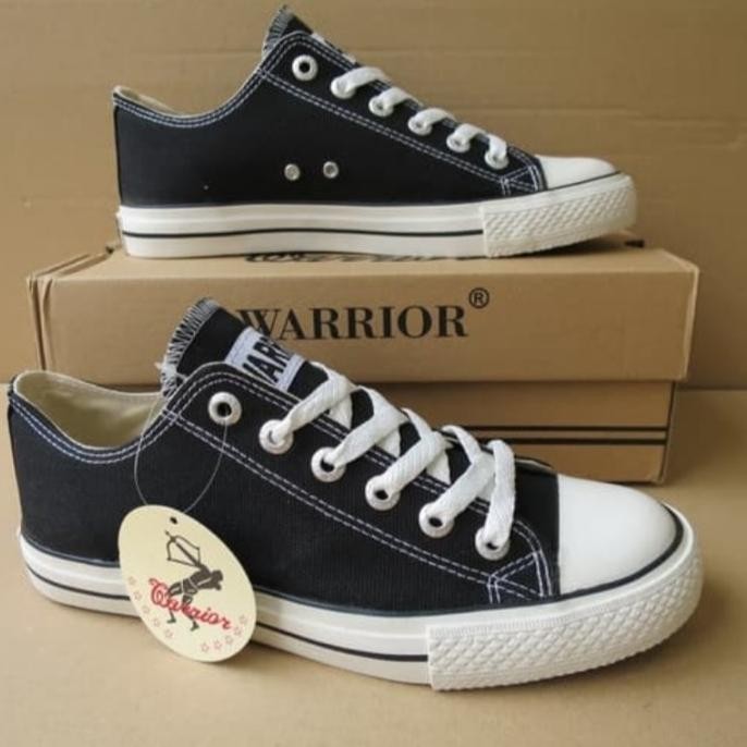 Sepatu sekolah warrior pendek hitam putih original