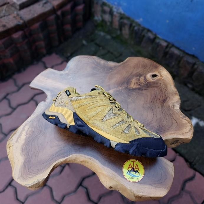 SEPATU GUNUNG TREKKING MERRELL SIZE 41