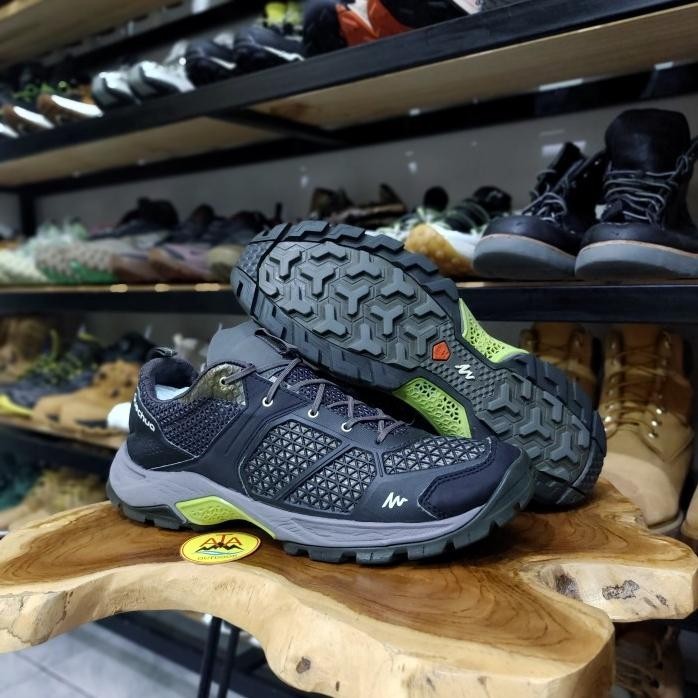 SEPATU GUNUNG TRAILRUNNING QUECHUA SIZE 43