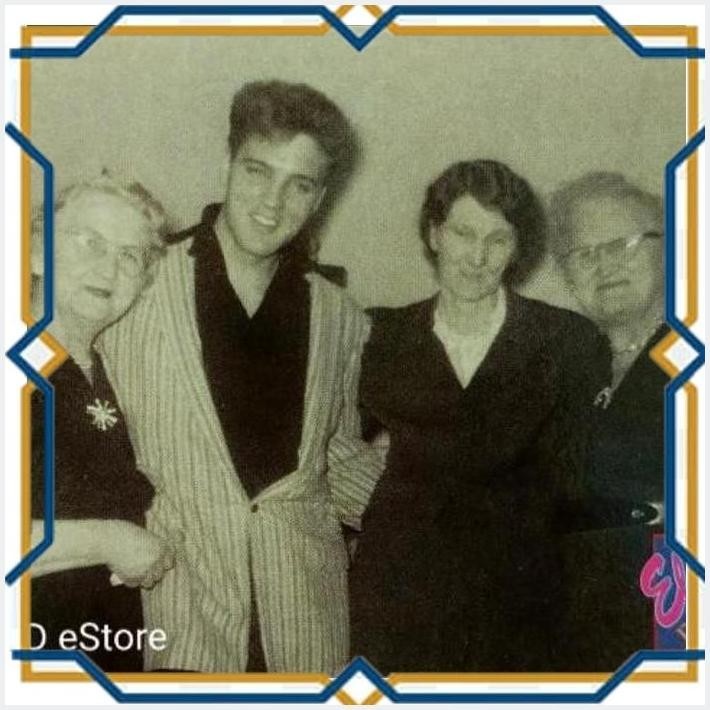 

[WDE] 1992 KARTU MEMORABILIA ELVIS PRESLEY, WITH GRAND PARENTS