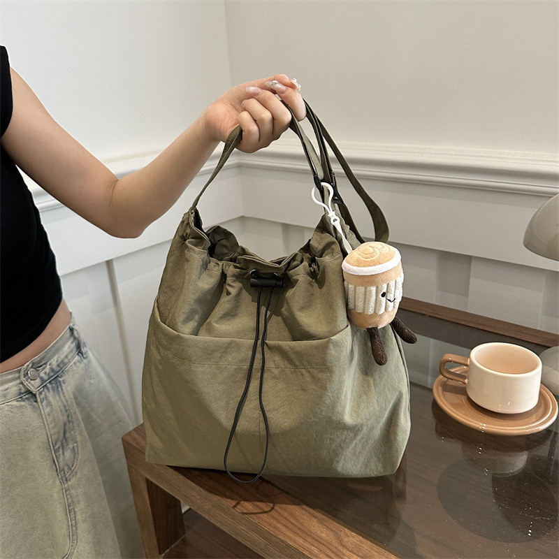 Versi Korea dari tas ember kanvas sastra rekreasi khusus tas ember fashion tas selempang bahu serut