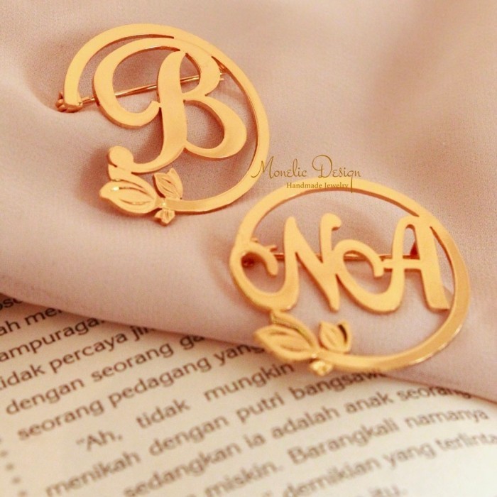 BERKUALITAS souvenir bros jilbab aksesoris bunga nama sendiri