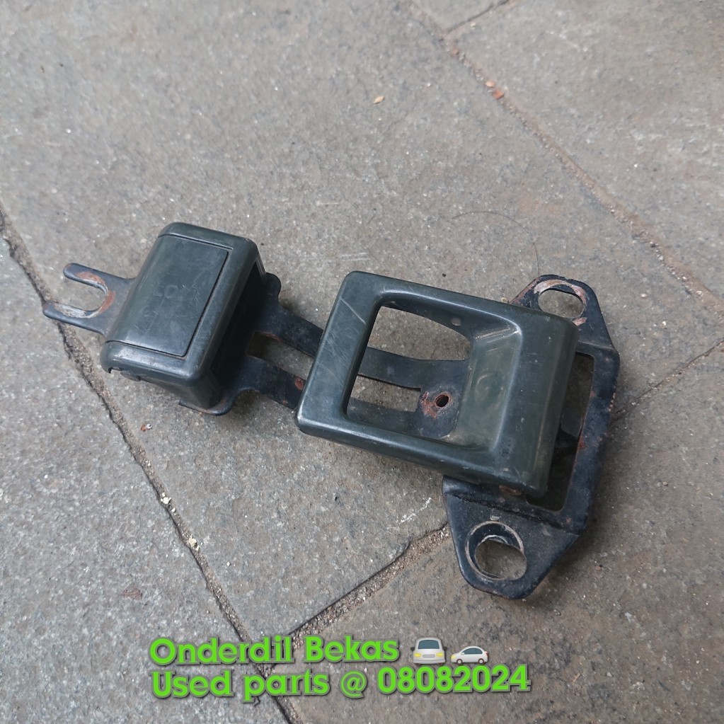 handle dalam kanan belakang toyota kijang Rover