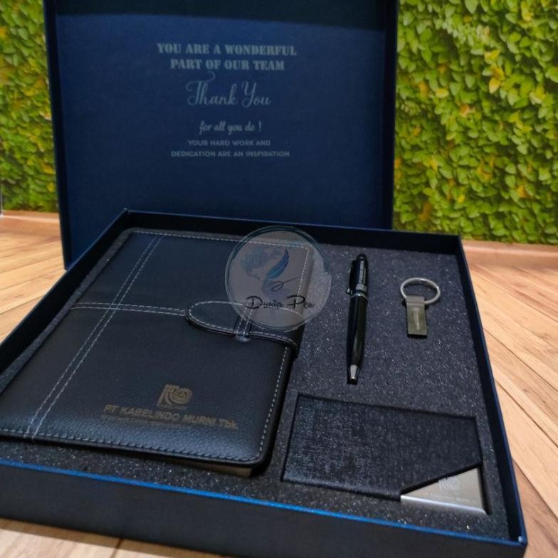

NI06 Premium Custom USB Giftset. USB + Pen + Notes A5 + Card Holder Eksklusif, Kado Elegan Design Custom Hemat