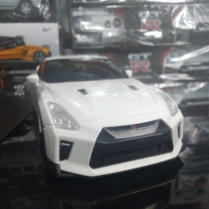 Nissan GT-R (R35) white - Mobil RC Toy tapi premium