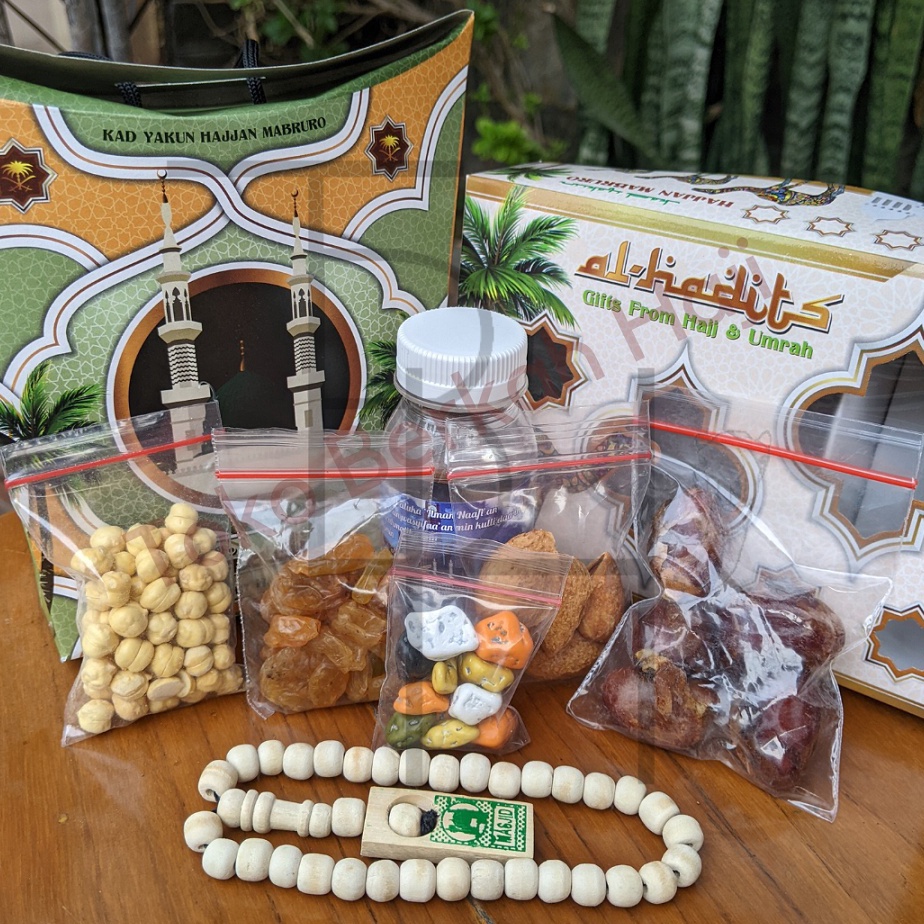 

SYTR3526 Paket Oleh oleh Haji dan Umroh Lengkap Air Zamzam Original + Kacang Almond + Coklat Kerikil + Tasbih