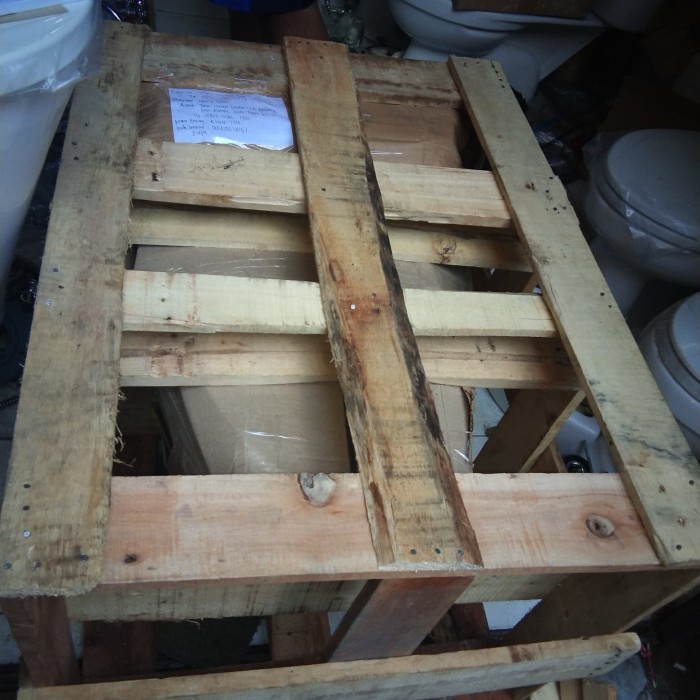 Packing kayu kloset duduk