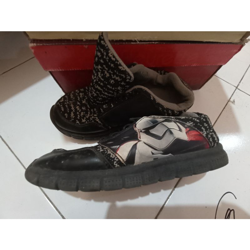 sepatu anak cowok size 33 marvel nevada