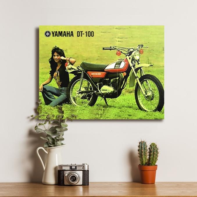 ] Poster Iklan Jadul Lucu Yamaha DT100 - Dekorasi Hiasan Dinding Kayu
