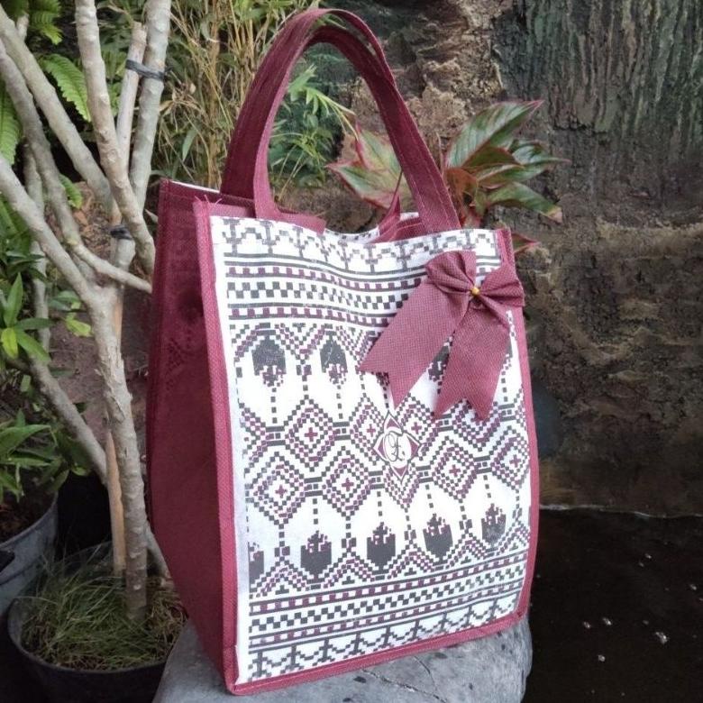 

Miliki - tas hajatan /tas goodiebag/tas box 22x22 per lusin isi 12 psc .,