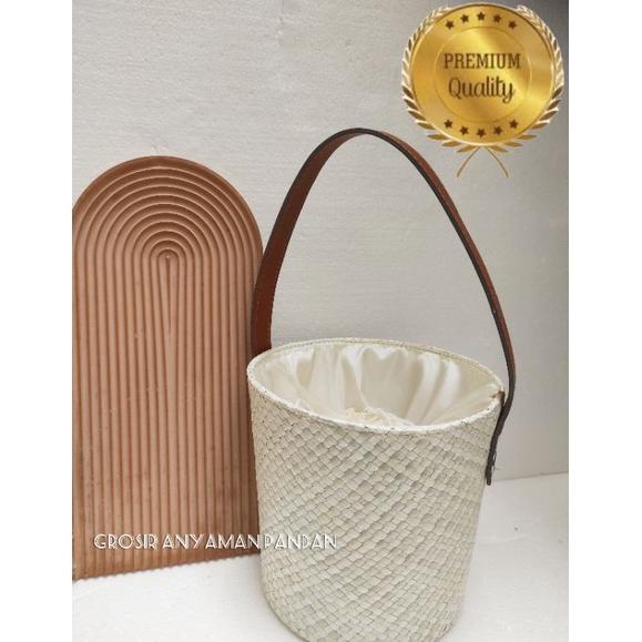 

Kekinian - Tas pandan parcel EMBER POLOS GAGANG SATU VINYL tas hampers anyaman pandan keranjang parcel natal !!