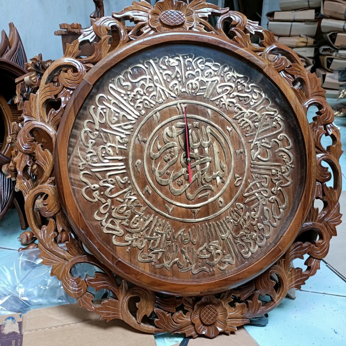 

Gaya Jam Kaligrafi Jati Ukir