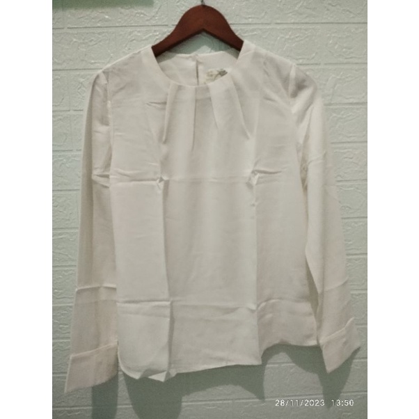 blouse sifon putih tulang