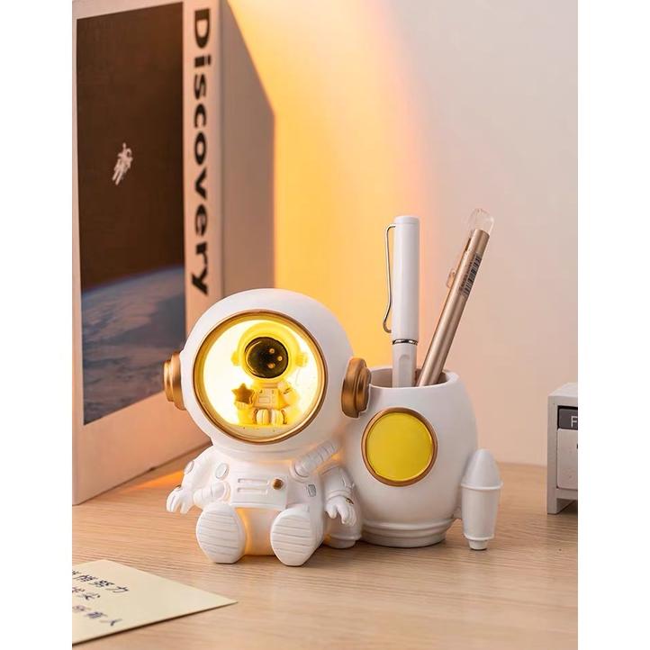 

Tempat Pensil Astronot Lampu Meja Lampu Astronaut Souvenir Ulang Tahun Holder Pen Custom Nama